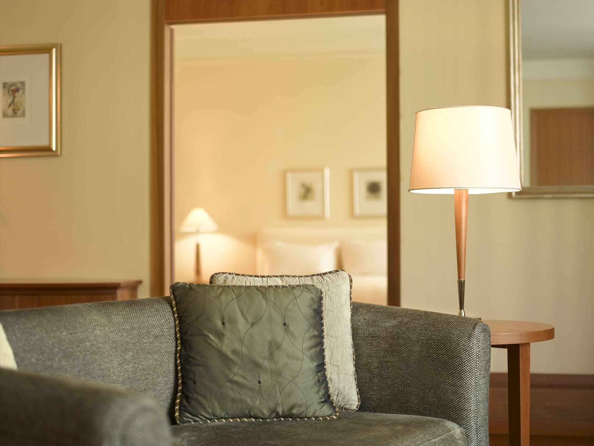 Conrad Hamburg Hotel Exterior photo A room at the hotel
