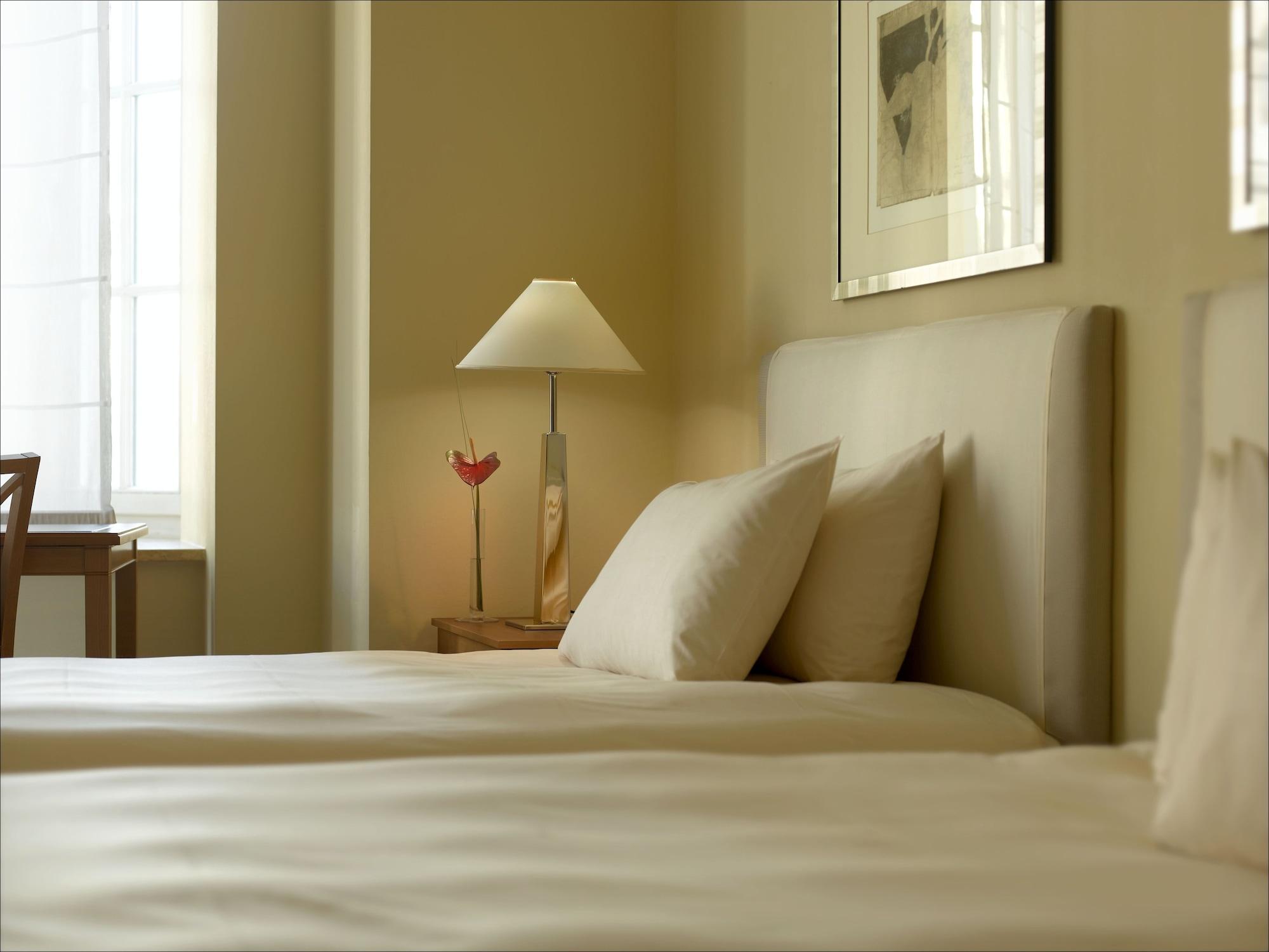 Conrad Hamburg Hotel Exterior photo A bedroom at the hotel