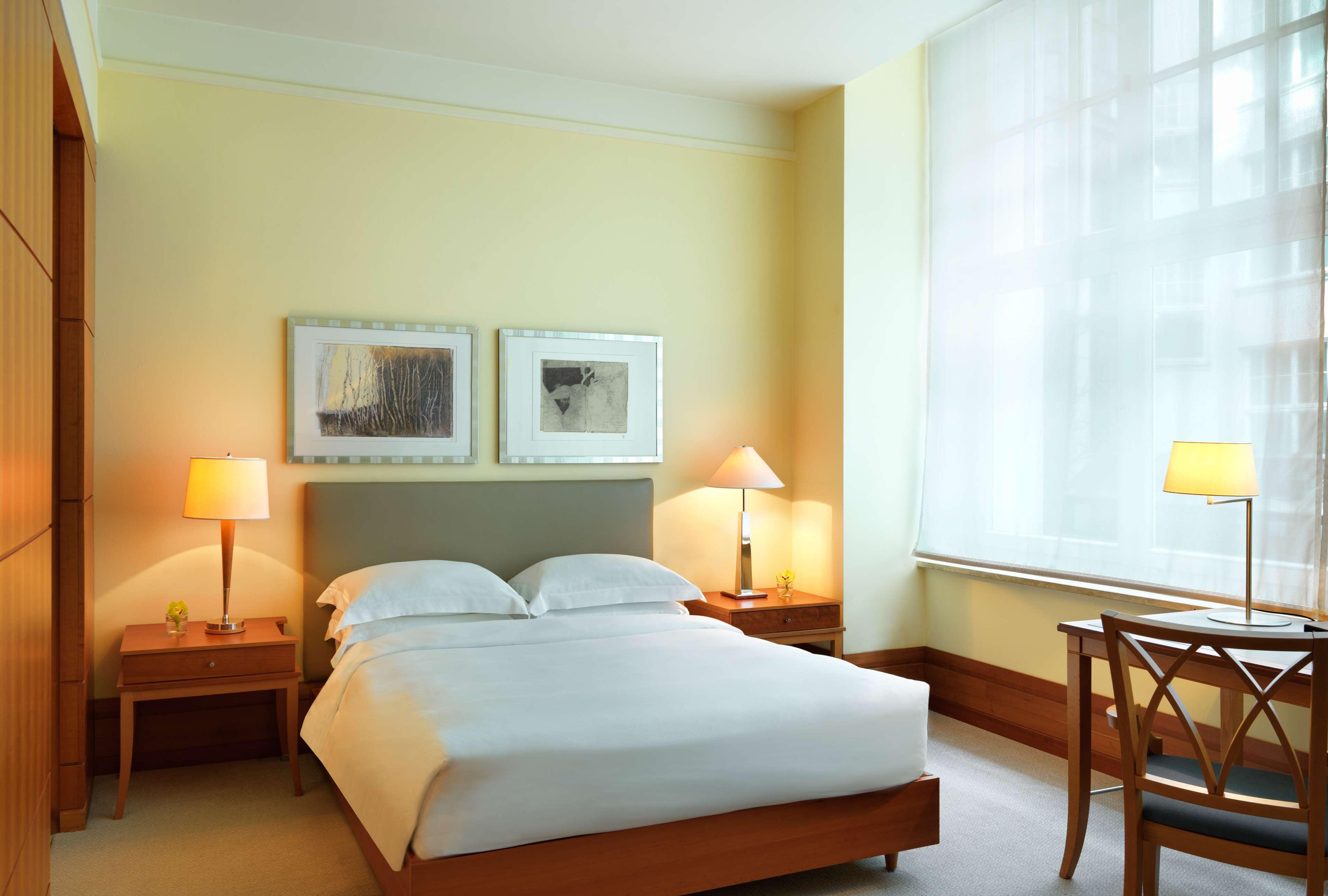 Conrad Hamburg Hotel Exterior photo A room at the hotel