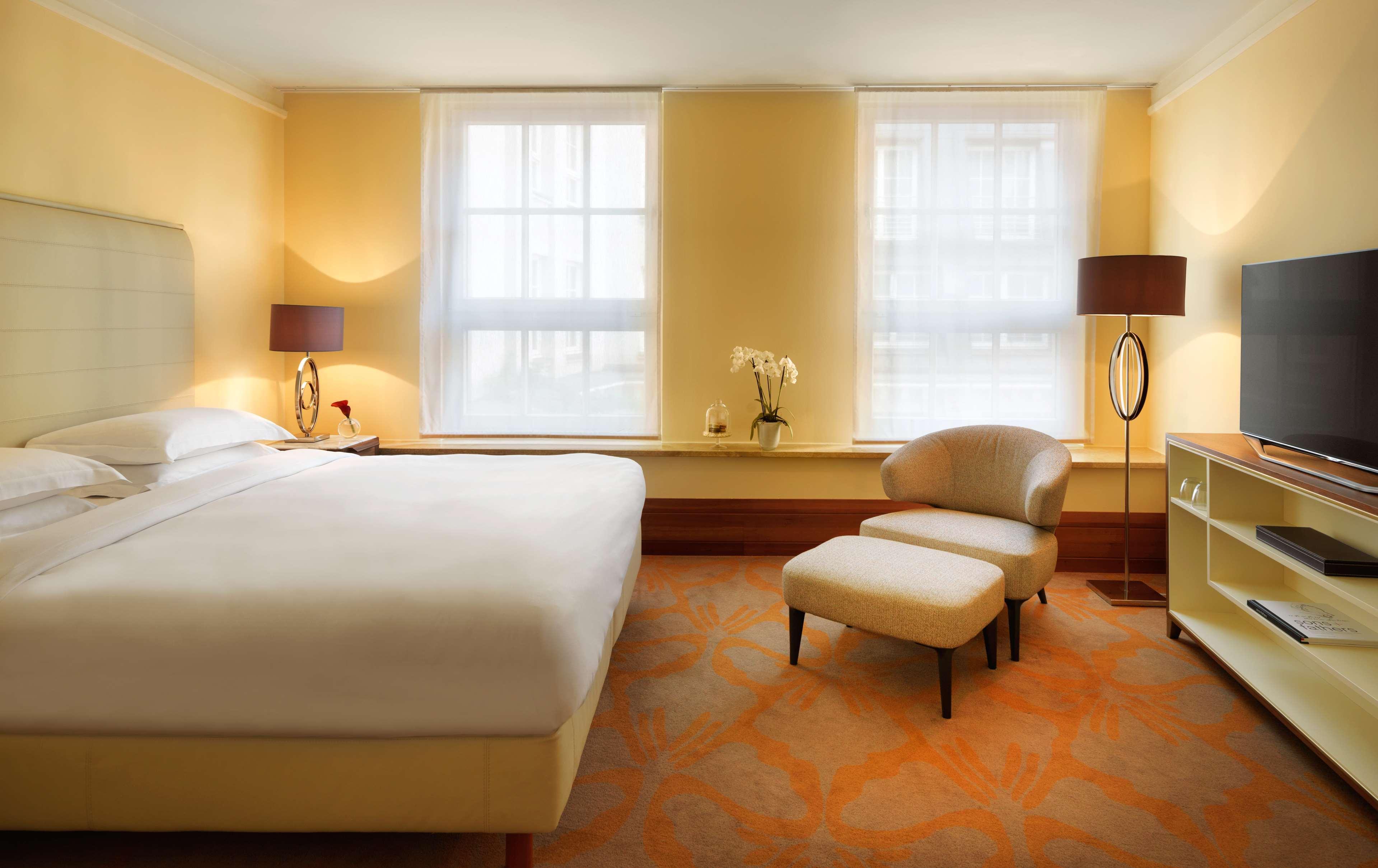Conrad Hamburg Hotel Exterior photo A room at the Mandarin Oriental, London