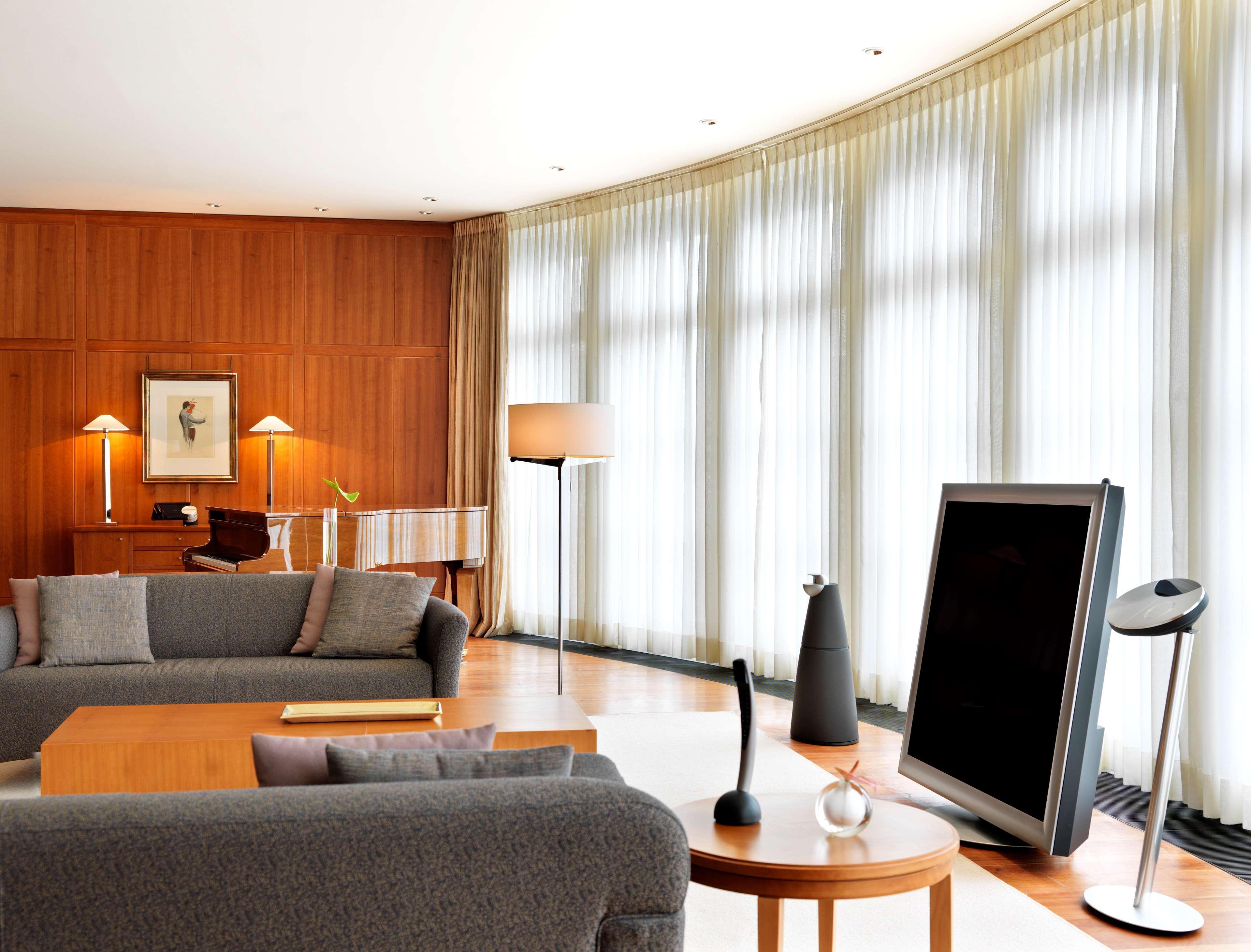 Conrad Hamburg Hotel Room photo A living room with a television