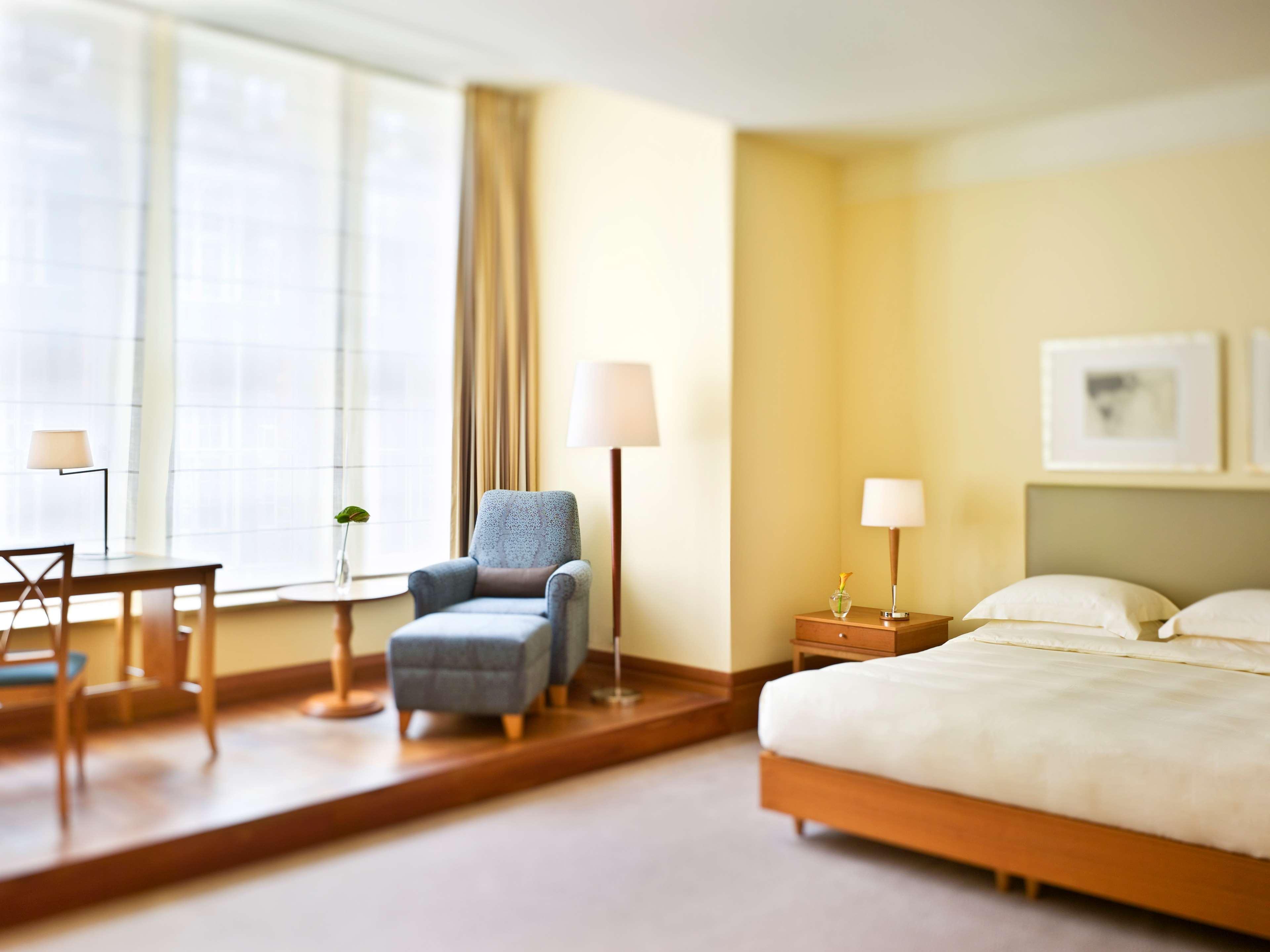 Conrad Hamburg Hotel Exterior photo A room at the hotel